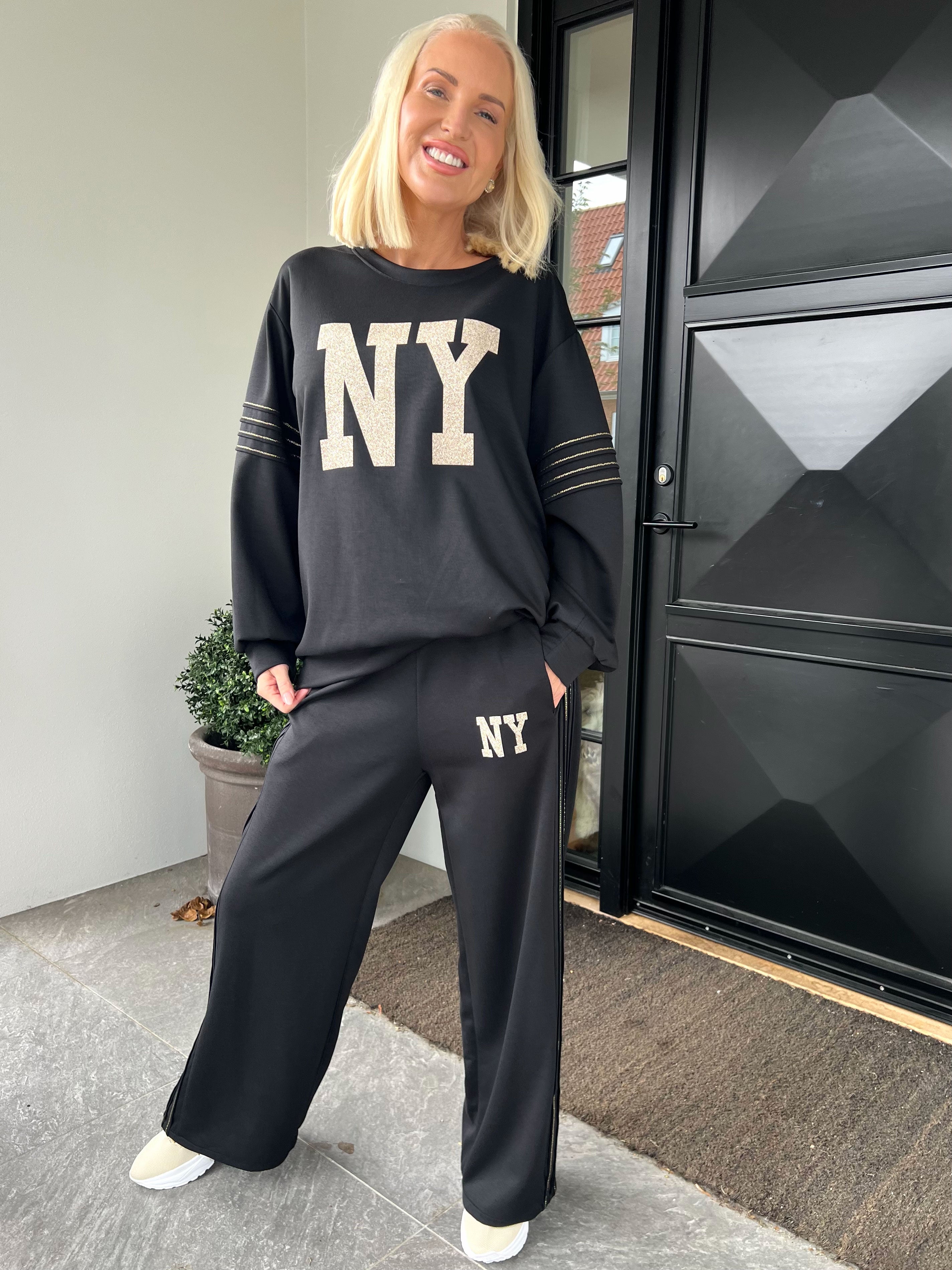 Dream NY - Plus size joggingsæt i viskose med glitrende NEW YORK-tekst på maven
